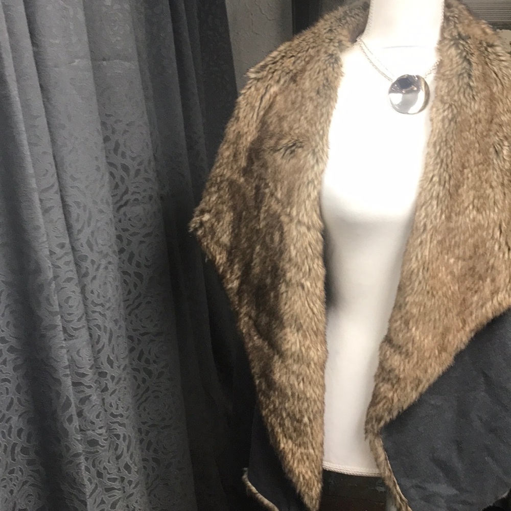 Fabulous sweater with fur collar - Picture 2 of 6